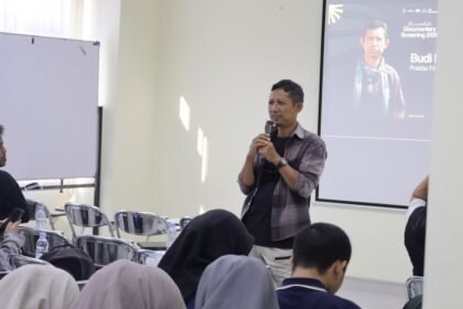 BEDAH KARYA - Budi Purwanto, jurnalis senior Tempo Semarang yang kini berkarier sebagai Video Journalist Reuters, sekaligus Director Paper Sinema, membedah film dokumenter karya mahasiswa USM.