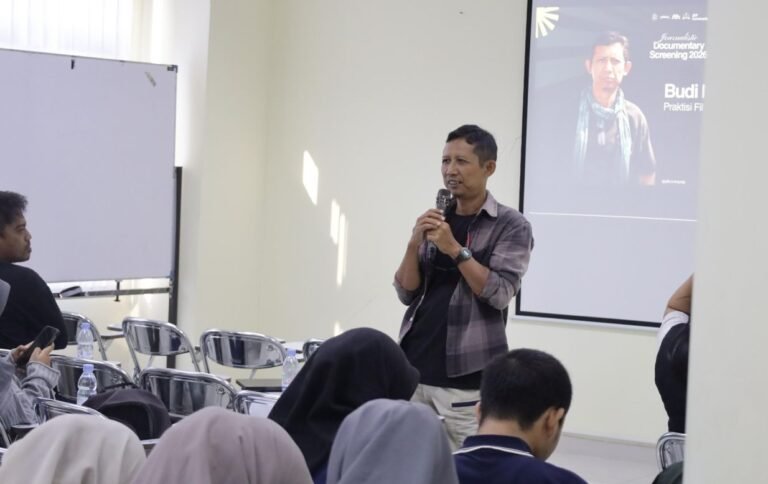 BEDAH KARYA - Budi Purwanto, jurnalis senior Tempo Semarang yang kini berkarier sebagai Video Journalist Reuters, sekaligus Director Paper Sinema, membedah film dokumenter karya mahasiswa USM.