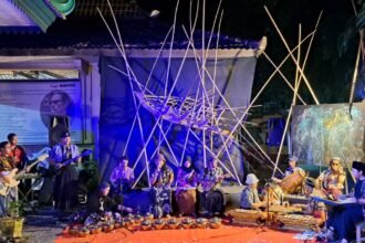 PERTUNJUKAN TEATER--Kelompok Teater Lingkar sedang tampil di acara Peringatan Bulan Bung Karno, di Taman Budaya Raden Saleh Semarang, Selasa (30/6/2026). (bae)