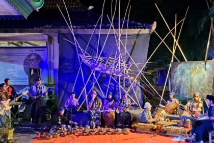 PERTUNJUKAN TEATER--Kelompok Teater Lingkar sedang tampil di acara Peringatan Bulan Bung Karno, di Taman Budaya Raden Saleh Semarang, Selasa (30/6/2026). (bae)