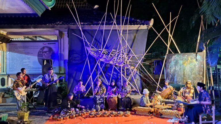 PERTUNJUKAN TEATER--Kelompok Teater Lingkar sedang tampil di acara Peringatan Bulan Bung Karno, di Taman Budaya Raden Saleh Semarang, Selasa (30/6/2026). (bae)
