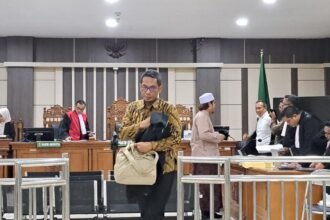 ALIRAN UANG--Terdakwa kasus TPPU, Andhi Nur Huda membongkar aliran uang hasil korupsi jual beli lahan BUMD Cilacap, Rabu (1/7/2026). (bae)
