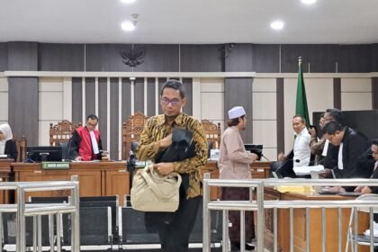 ALIRAN UANG--Terdakwa kasus TPPU, Andhi Nur Huda membongkar aliran uang hasil korupsi jual beli lahan BUMD Cilacap, Rabu (1/7/2026). (bae)