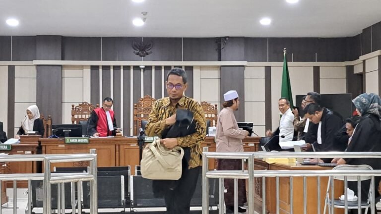 ALIRAN UANG--Terdakwa kasus TPPU, Andhi Nur Huda membongkar aliran uang hasil korupsi jual beli lahan BUMD Cilacap, Rabu (1/7/2026). (bae)