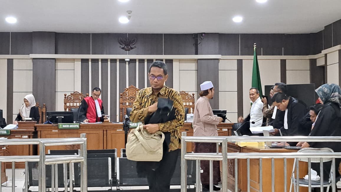 ALIRAN UANG--Terdakwa kasus TPPU, Andhi Nur Huda membongkar aliran uang hasil korupsi jual beli lahan BUMD Cilacap, Rabu (1/7/2026). (bae)
