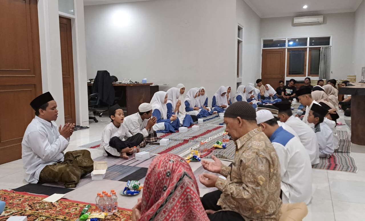 DOA BERSAMA--Ustaz, santri, dan keluarga besar BacaAja melantunkan doa bersama di kantor redaksi di Jalan Galunggung No 6, Gajahmungkur, Kota Semarang, kamis (2/7/2026). (bae)