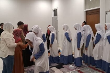 BERBAGI--Keluarga besar BacaAja berbagi dengan menyantuni santri yatim piatu dalam rangkaian pengajian di kantor redaksi di Jalan Galunggung No 6, Gajahmungkur, Kota Semarang, kamis (2/7/2026). (bae)