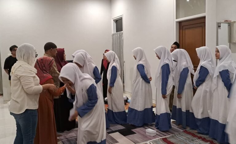 BERBAGI--Keluarga besar BacaAja berbagi dengan menyantuni santri yatim piatu dalam rangkaian pengajian di kantor redaksi di Jalan Galunggung No 6, Gajahmungkur, Kota Semarang, kamis (2/7/2026). (bae)