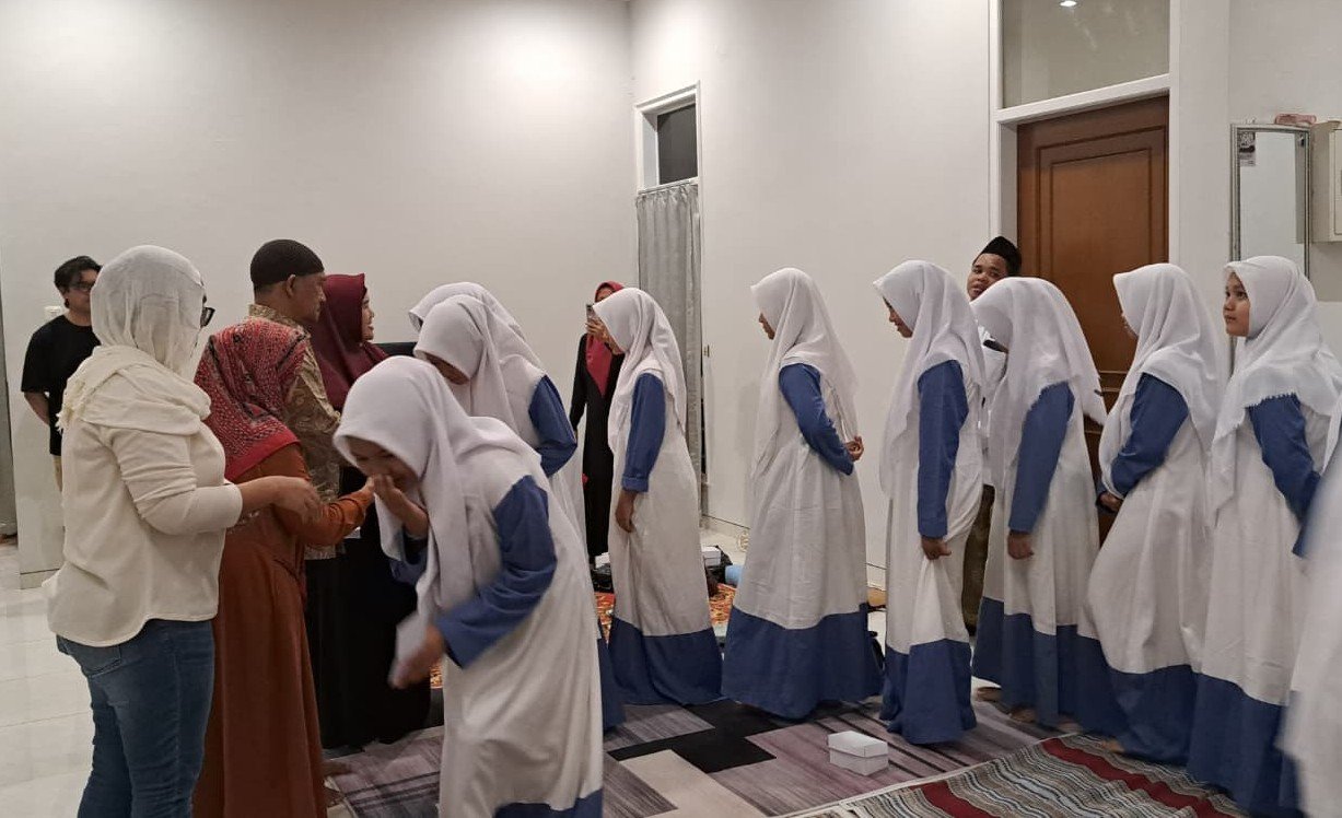 BERBAGI--Keluarga besar BacaAja berbagi dengan menyantuni santri yatim piatu dalam rangkaian pengajian di kantor redaksi di Jalan Galunggung No 6, Gajahmungkur, Kota Semarang, kamis (2/7/2026). (bae)