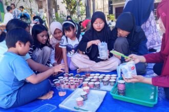 FUN COOKING - Anak-anak di Kelurahan Bulusan, Semarang, antusias mengikuti sesi belajar memasak untuk mengisi liburan sekolah di lingkungan rumah mereka, Kamis (1/7/2026). (ern)