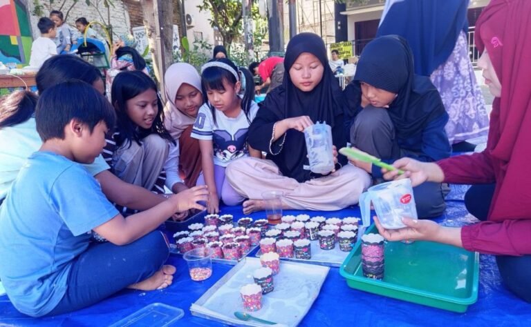FUN COOKING - Anak-anak di Kelurahan Bulusan, Semarang, antusias mengikuti sesi belajar memasak untuk mengisi liburan sekolah di lingkungan rumah mereka, Kamis (1/7/2026). (ern)