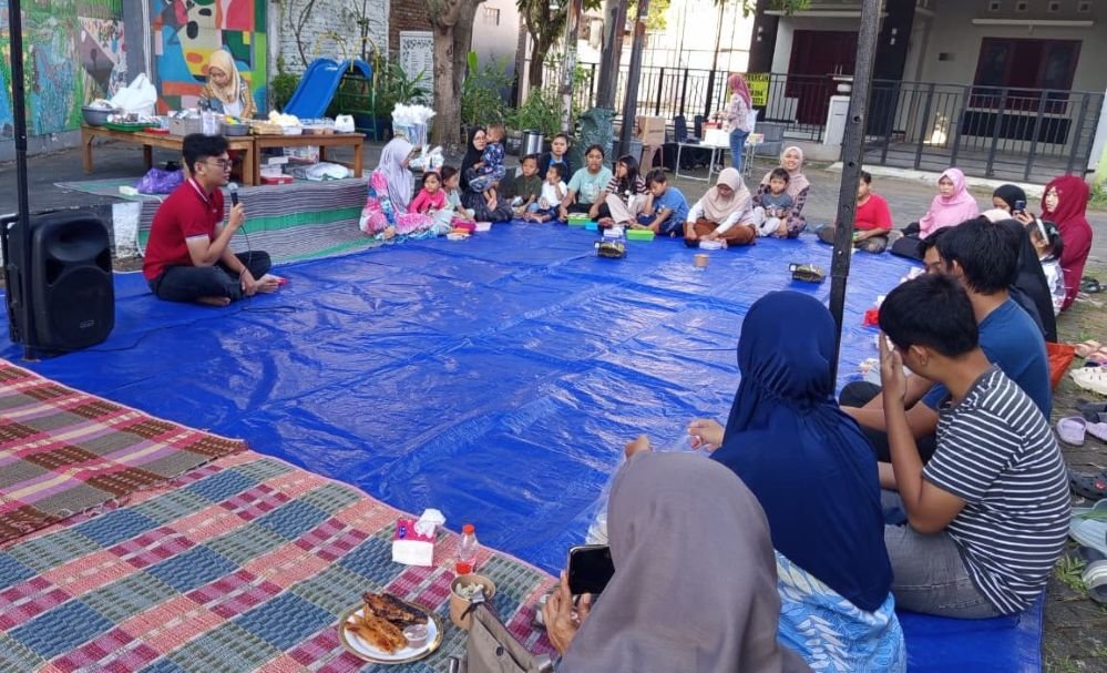 CERIA - Ketua Forum Anak Kota Semarang, Emir Luqman Amanullah, berbagi pengalaman menarik dengan anak-anak di Bulusan, terkait cara asyik menggali potensi diri. (ern)