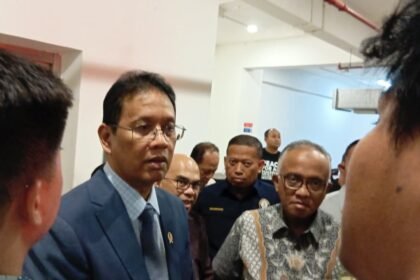 MENGHINDARI WAWANCARA - Menteri Keuangan (Meneku)Purbaya Yudhi Sadewa, diadang mahasiswa setelah mengisi kuliah umum di Undip, Jum'at (3/7/2026). Pihak penyelenggara menyebut dilarang meliput dan mewawancarai Purbaya. (dul)