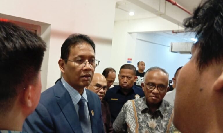 MENGHINDARI WAWANCARA - Menteri Keuangan (Meneku)Purbaya Yudhi Sadewa, diadang mahasiswa setelah mengisi kuliah umum di Undip, Jum'at (3/7/2026). Pihak penyelenggara menyebut dilarang meliput dan mewawancarai Purbaya. (dul)