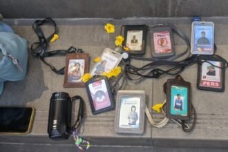 KEKECEWAAN - Sejumlah awak media menaruh id card dan peralatan liputan di lantai sebagai bentuk protes dan kekecewaan setelah dilarang meliput Menkeu Purbaya di Muladi Dome Undip, Jumat (3/7/2026). (dul)