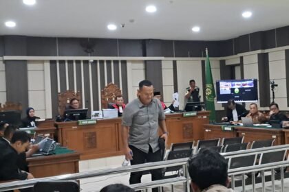 SETOR UANG--Kontraktor Ferry Septha Indrianto alias Ferry Gareng beranjak usai menjadi saksi sidang korupsi terdakwa Sudewo, di Pengadilan Tipikor Semarang, Senin (6/7/2026). (bae)