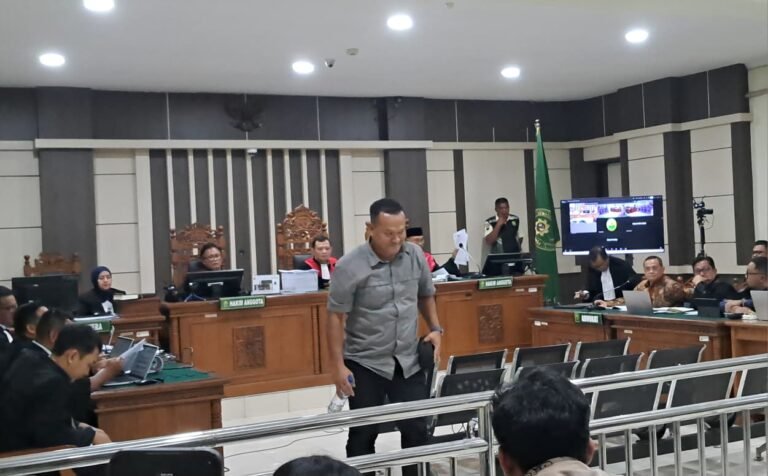 SETOR UANG--Kontraktor Ferry Septha Indrianto alias Ferry Gareng beranjak usai menjadi saksi sidang korupsi terdakwa Sudewo, di Pengadilan Tipikor Semarang, Senin (6/7/2026). (bae)