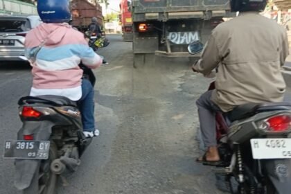 JALAN RUSAK - Beberapa titik Jalan Untung Suropati Kalipancur yang rusak dan menimbulkan banyak debu dan membahayakan pengendana, Selasa (7/7/2026). Menurut warga, jalan baru diperbaiki lalu rusak lagi setelah terus-terusan dilintasi truk pengangkut galian C. (dul)