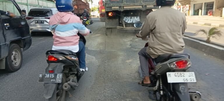 JALAN RUSAK - Beberapa titik Jalan Untung Suropati Kalipancur yang rusak dan menimbulkan banyak debu dan membahayakan pengendana, Selasa (7/7/2026). Menurut warga, jalan baru diperbaiki lalu rusak lagi setelah terus-terusan dilintasi truk pengangkut galian C. (dul)