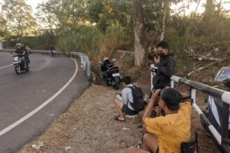 PEMBURU MOMEN - Sejumlah orang menunggu untuk mengabadikan momen di pinggir Jalan Untung Suropati, Semarang, saat menjelang senja, Selasa (7/7/2026). (dul)