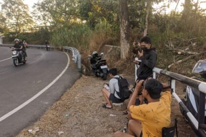 PEMBURU MOMEN - Sejumlah orang menunggu untuk mengabadikan momen di pinggir Jalan Untung Suropati, Semarang, saat menjelang senja, Selasa (7/7/2026). (dul)