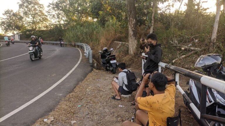 PEMBURU MOMEN - Sejumlah orang menunggu untuk mengabadikan momen di pinggir Jalan Untung Suropati, Semarang, saat menjelang senja, Selasa (7/7/2026). (dul)