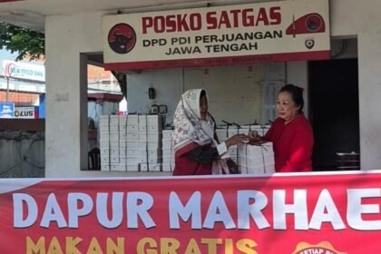 DAPUR MARHAEN--Wakil Ketua DPD PDIP Jateng Messy Widiastuti (kanan) turun lansung bersama tim membagikan makanan gratis dalam program rutin Dapur Marhaen, Jumat (10/7/2026). (wnu)