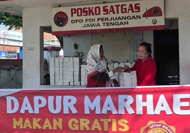 DAPUR MARHAEN--Wakil Ketua DPD PDIP Jateng Messy Widiastuti (kanan) turun lansung bersama tim membagikan makanan gratis dalam program rutin Dapur Marhaen, Jumat (10/7/2026). (wnu)