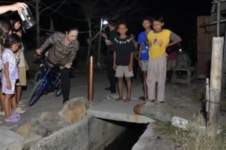CEK SALURAN--Wali Kota Semarang mengecek saluran air di Kampung Tambaklorok untuk memitigasi dampak rob, Kamis (9/7/2026). (ist)