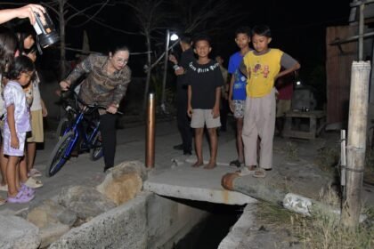 CEK SALURAN--Wali Kota Semarang mengecek saluran air di Kampung Tambaklorok untuk memitigasi dampak rob, Kamis (9/7/2026). (ist)