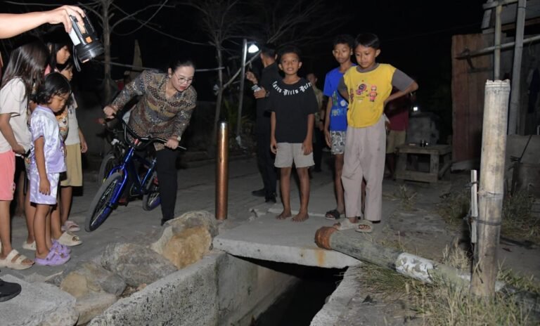 CEK SALURAN--Wali Kota Semarang mengecek saluran air di Kampung Tambaklorok untuk memitigasi dampak rob, Kamis (9/7/2026). (ist)