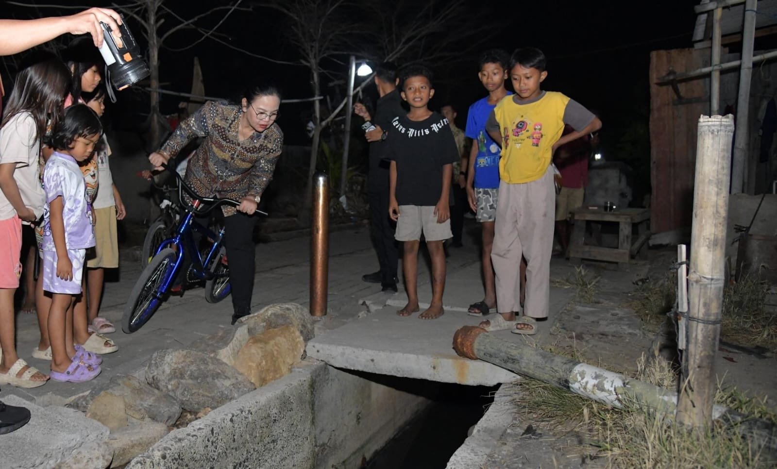 CEK SALURAN--Wali Kota Semarang mengecek saluran air di Kampung Tambaklorok untuk memitigasi dampak rob, Kamis (9/7/2026). (ist)