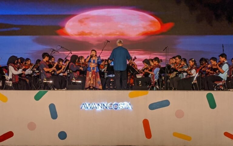 MUSIK LINTAS BATAS - Kota Lama Orchestra (KLO) langsung mengajak penonton berkeliling dunia lewat musik dalam pagelaran di Amphitheater Awanncosta, Semarang, Jumat (10/7/2026) malam. (dul)