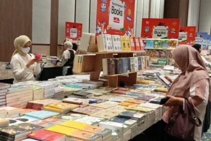 BAZAR BUKU - Pengunjung sedang memilah dan memilih buku di bazar buku internasional Big Bad Wolf (BBW) Books di The Suri Ballroom, Queen City Mall, Semarang. BBW Books berlangsung dari 9 hingga 19 Juli 2026. (dul)