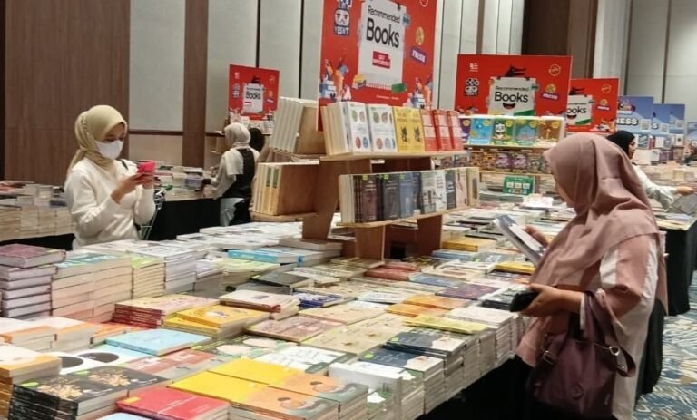 BAZAR BUKU - Pengunjung sedang memilah dan memilih buku di bazar buku internasional Big Bad Wolf (BBW) Books di The Suri Ballroom, Queen City Mall, Semarang. BBW Books berlangsung dari 9 hingga 19 Juli 2026. (dul)