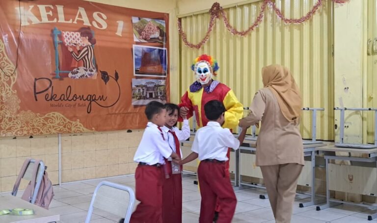 SAMBUT SISWA: Guru kelas dan badut menyambut 3 siswa baru SDN Purwoyoso 1 Semarang dalam rangkaian MPLS, Senin (13/7/2026). (Foto: bae)