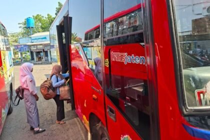 NAIK TRANS JATENG - Penumpang hendak naik armada Trans Jateng di bekas Terboyo, Semarang. (dul)