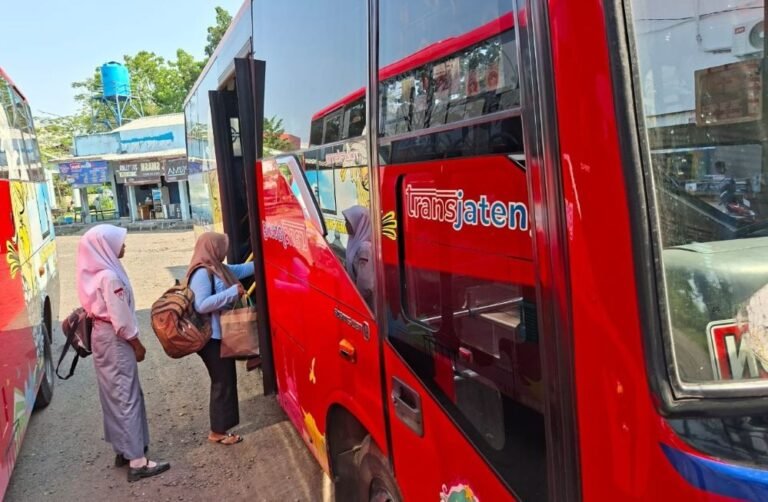 NAIK TRANS JATENG - Penumpang hendak naik armada Trans Jateng di bekas Terboyo, Semarang. (dul)