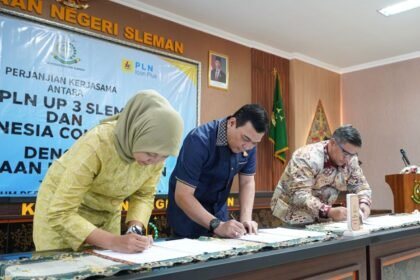 KESEPAKAKATAN KERJA SAMA - Penandatanganan Perjanjian Kerja Sama (PKS) Penanganan Masalah Hukum Bidang Perdata dan Tata Usaha Negara (Datun) bersama PT PLN (Persero) Unit Pelaksana Pelayanan Pelanggan (UP3) Sleman di Kantor Kejari Sleman.