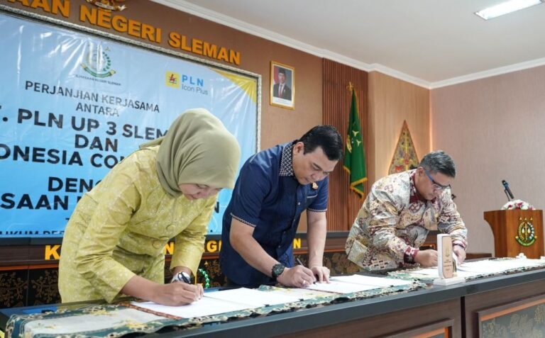 KESEPAKAKATAN KERJA SAMA - Penandatanganan Perjanjian Kerja Sama (PKS) Penanganan Masalah Hukum Bidang Perdata dan Tata Usaha Negara (Datun) bersama PT PLN (Persero) Unit Pelaksana Pelayanan Pelanggan (UP3) Sleman di Kantor Kejari Sleman.