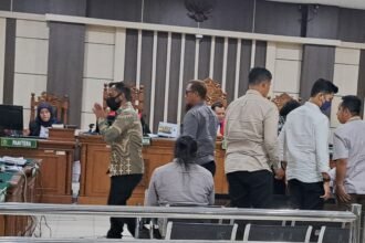 Terpidana korupsi, Dheky Martin (baju batik) berdisi usai jadi saksi sidang di Pengadilan Tipikor Semarang, Senin (13/7/2026). (bae)
