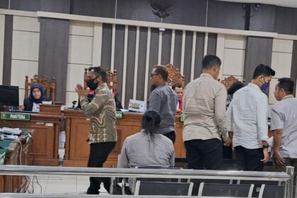 Terpidana korupsi, Dheky Martin (baju batik) berdisi usai jadi saksi sidang di Pengadilan Tipikor Semarang, Senin (13/7/2026). (bae)