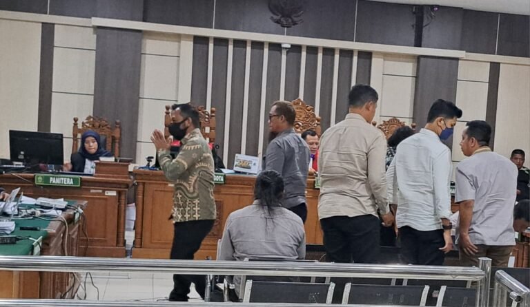 Terpidana korupsi, Dheky Martin (baju batik) berdisi usai jadi saksi sidang di Pengadilan Tipikor Semarang, Senin (13/7/2026). (bae)