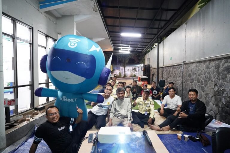 LEBIH DEKAT DENGAN MASYARAKAT - Tak sekadar menghadirkan layanan internet berbasis fiber optik, ICONNET juga ingin menjadi bagian dari berbagai aktivitas masyarakat.