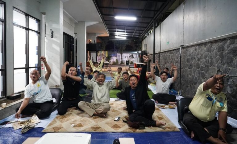 NOBAR GEMBIRA - Melalui Nobar Gembira ICONNET, PLN Icon Plus menghadirkan suasana kebersamaan yang menyenangkan bersama pelanggan, karyawan, dan masyarakat.