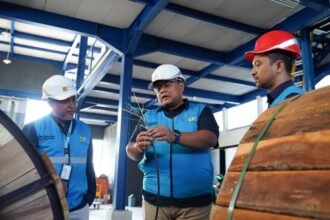 GUDANG BARU - Peninjauan langsung fasilitas gudang baru Icon Plus oleh Senior Manager PLN Icon Plus SBU Regional Jawa Bagian Tengah, Leandra Agung Tri Radi Putra.