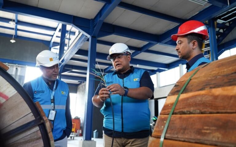 GUDANG BARU - Peninjauan langsung fasilitas gudang baru Icon Plus oleh Senior Manager PLN Icon Plus SBU Regional Jawa Bagian Tengah, Leandra Agung Tri Radi Putra.