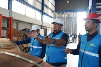 GUDANG BARU - Peninjauan langsung fasilitas gudang baru Icon Plus oleh Senior Manager PLN Icon Plus SBU Regional Jawa Bagian Tengah, Leandra Agung Tri Radi Putra.