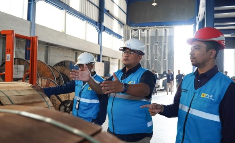 GUDANG BARU - Peninjauan langsung fasilitas gudang baru Icon Plus oleh Senior Manager PLN Icon Plus SBU Regional Jawa Bagian Tengah, Leandra Agung Tri Radi Putra.
