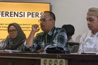LAYANGKAN ADUAN - Ketua eLSA Semarang, Tedi Khoiludin (tengah) dalam konferensi pers "Penghalang-halangan Pendirian Gereja Beth-El Tabernakel Jemaat Kristus Alfa Omega (GBT KAO) Leyangan oleh Kepala Desa dan Pemerintah Daerah Kabupaten Semarang" di Kantor LBH Semarang, Rabu (15/7/2026).